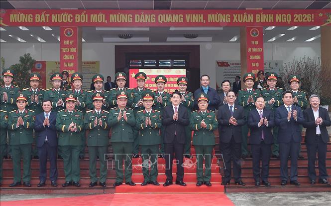 Chủ tịch nước Lương Cường với các đại biểu và cán bộ chỉ huy Sư đoàn 316, Quân khu 2. Ảnh: Lâm Khánh – TTXVN