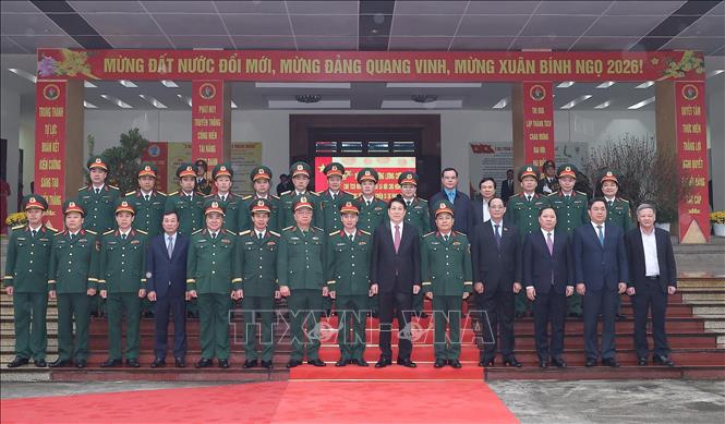 Chủ tịch nước Lương Cường với các đại biểu và cán bộ chỉ huy Sư đoàn 316, Quân khu 2. Ảnh: Lâm Khánh – TTXVN