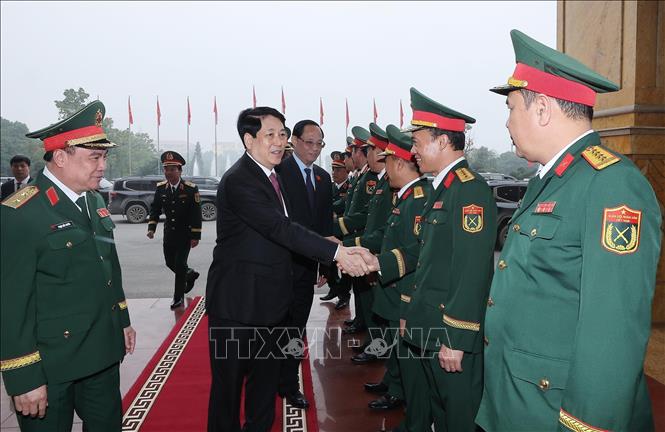 Chủ tịch nước Lương Cường với các cán bộ chỉ huy lực lượng vũ trang Quân khu 2. Ảnh: Lâm Khánh – TTXVN