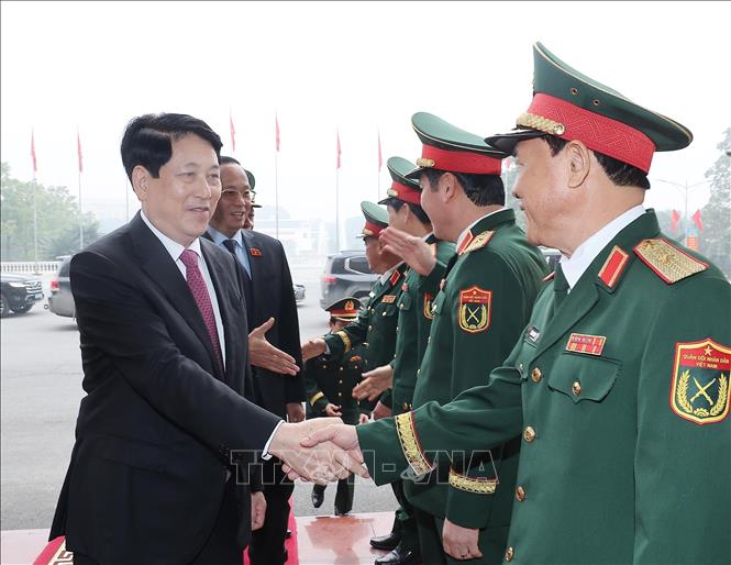 Chủ tịch nước Lương Cường với các cán bộ chỉ huy lực lượng vũ trang Quân khu 2. Ảnh: Lâm Khánh – TTXVN