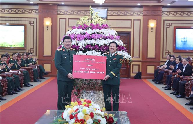 Lãnh đạo Tập đoàn Công nghiệp - Viễn thông Quân đội Viettel trao tượng trưng 50 căn nhà tình nghĩa tặng lực lượng vũ trang Quân khu 2. Ảnh: Lâm Khánh – TTXVN