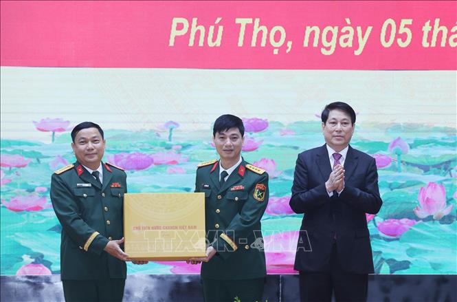 Chủ tịch nước Lương Cường tặng quà, chúc Tết cán bộ chỉ huy Sư đoàn 316, Quân khu 2. Ảnh: Lâm Khánh – TTXVN