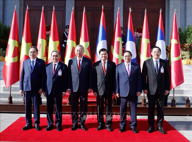 LPRP General Secretary and President Thongloun Sisoulith and Party General Secretary To Lam with other key leaders of the two countries. VNA Photo
