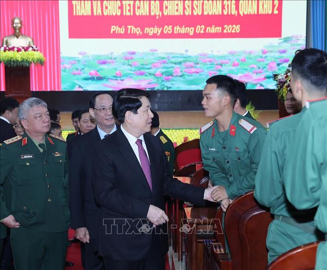 Chủ tịch nước Lương Cường với chiến sĩ Sư đoàn 316, Quân khu 2. Ảnh: Lâm Khánh – TTXVN
