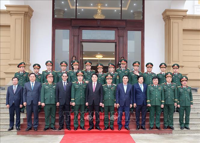 Chủ tịch nước Lương Cường với các đại biểu và cán bộ Bộ Chỉ huy Quân sự tỉnh Phú Thọ. Ảnh: Lâm Khánh – TTXVN