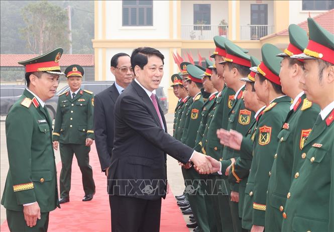 Chủ tịch nước Lương Cường với cán bộ chỉ huy Bộ Chỉ huy Quân sự tỉnh Phú Thọ. Ảnh: Lâm Khánh – TTXVN