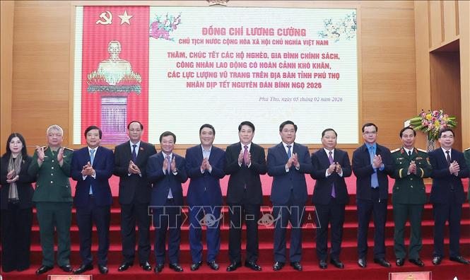 Chủ tịch nước Lương Cường với các đại biểu tỉnh Phú Thọ. Ảnh: Lâm Khánh – TTXVN