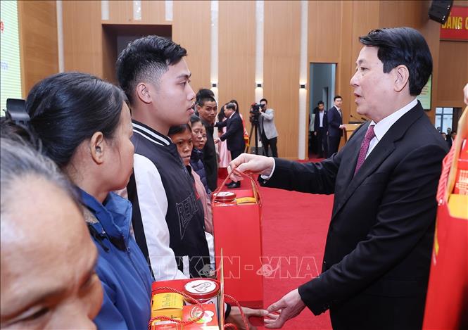 Chủ tịch nước Lương Cường tặng quà, chúc Tết các gia đình chính sách, hộ nghèo tỉnh Phú Thọ. Ảnh: Lâm Khánh – TTXVN