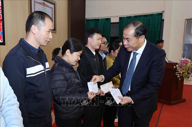 Giám đốc Sở Giáo dục và Đào tạo tỉnh Lạng Sơn Hoàng Quốc Tuấn tặng quà cho các giáo viên/nhân viên có hoàn cảnh khó khăn trong Chương trình “Tết Nhân ái”. Ảnh: Anh Tuấn – TTXVN 