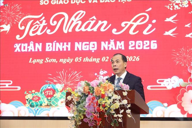 Giám đốc Sở Giáo dục và Đào tạo tỉnh Lạng Sơn Hoàng Quốc Tuấn phát biểu khai mạc Chương trình “Tết Nhân ái”. Ảnh: Anh Tuấn – TTXVN 