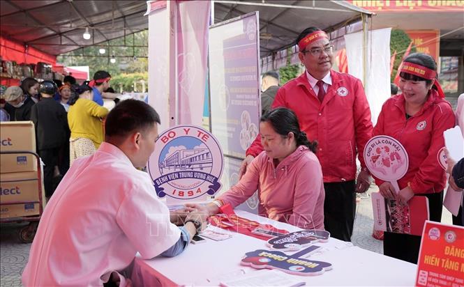 Người dân được khám bệnh miễn phí tại chương trình. Ảnh: Văn Dũng-TTXVN