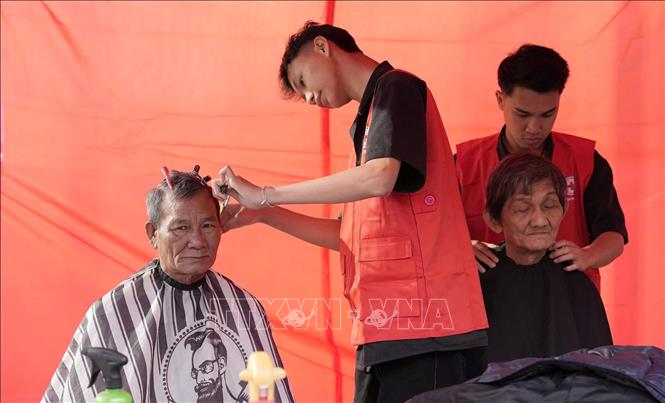 Người dân được cắt tóc miễn phí tại chương trình. Ảnh: Văn Dũng-TTXVN