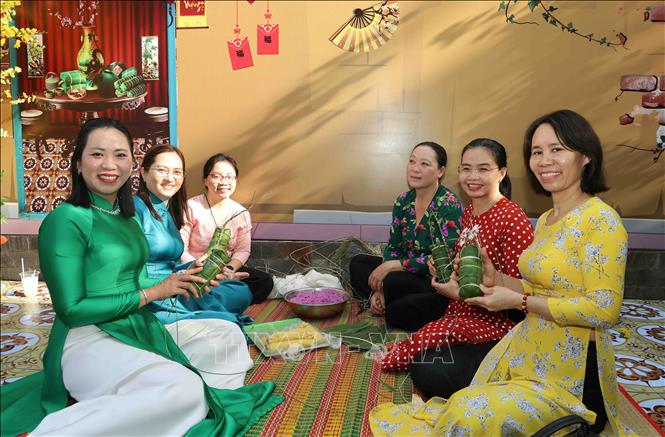 Hoạt động trình diễn gói bánh tét tại chương trình. Ảnh: TTXVN phát