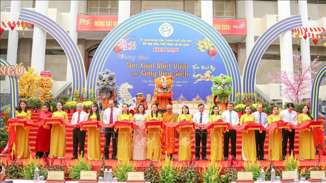 Các đại biểu thực hiện nghi thức cắt băng khai mạc chương trình. Ảnh: TTXVN phát