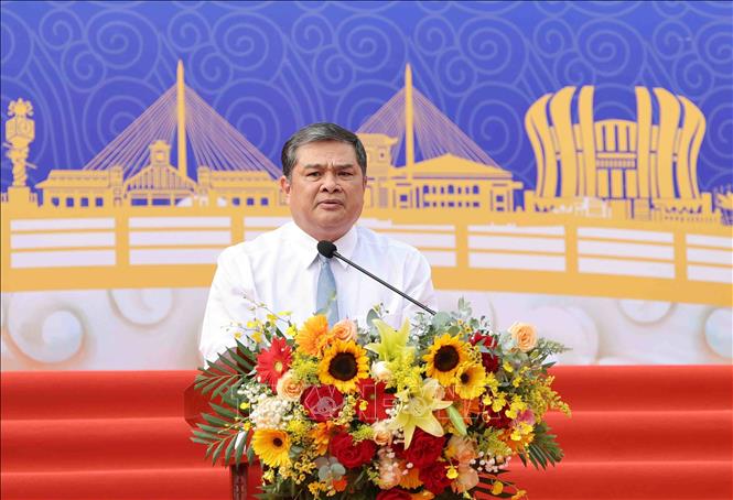 Ông Nguyễn Văn Bảy, Giám đốc Sở Văn hóa, Thể thao và Du lịch thành phố Cần Thơ, phát biểu khai mạc chương trình. Ảnh: TTXVN phát