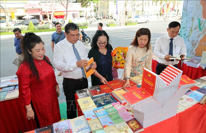 Lãnh đạo UBND thành phố Cần Thơ xem các ấn phẩm sách báo được trưng bày tại Công viên Sách Xuân. Ảnh: TTXVN phát
