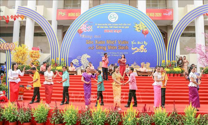 Trình diễn nghệ thuật Khmer tại chương trình. Ảnh: TTXVN phát