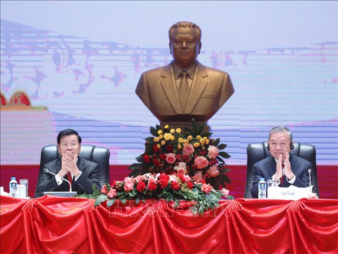 Tổng Bí thư Tô Lâm và Tổng Bí thư, Chủ tịch nước Lào Thongloun Sisoulith chủ trì Hội nghị thông báo kết quả Đại hội đại biểu toàn quốc lần thứ XIV của Đảng Cộng sản Việt Nam. Ảnh: Thống Nhất – TTXVN