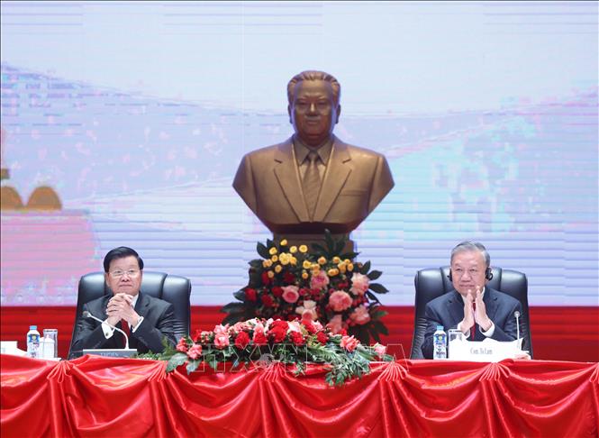 Tổng Bí thư Tô Lâm và Tổng Bí thư, Chủ tịch nước Lào Thongloun Sisoulith chủ trì Hội nghị thông báo kết quả Đại hội đại biểu toàn quốc lần thứ XIV của Đảng Cộng sản Việt Nam. Ảnh: Thống Nhất – TTXVN