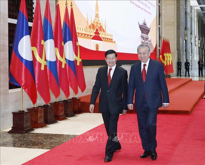 Tổng Bí thư Tô Lâm và Tổng Bí thư, Chủ tịch nước Lào Thongloun Sisoulith đến dự Hội nghị thông báo kết quả Đại hội đại biểu toàn quốc lần thứ XIV của Đảng Cộng sản Việt Nam. Ảnh: Thống Nhất – TTXVN