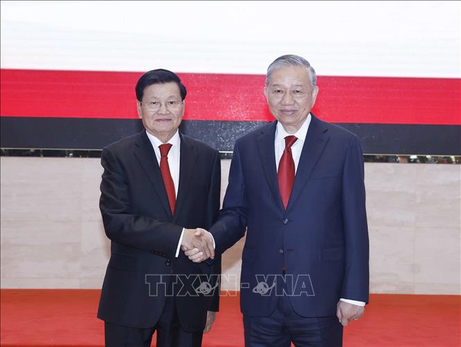 Tổng Bí thư Tô Lâm và Tổng Bí thư, Chủ tịch nước Lào Thongloun Sisoulith chủ trì Hội nghị thông báo kết quả Đại hội đại biểu toàn quốc lần thứ XIV của Đảng Cộng sản Việt Nam. Ảnh: Thống Nhất – TTXVN