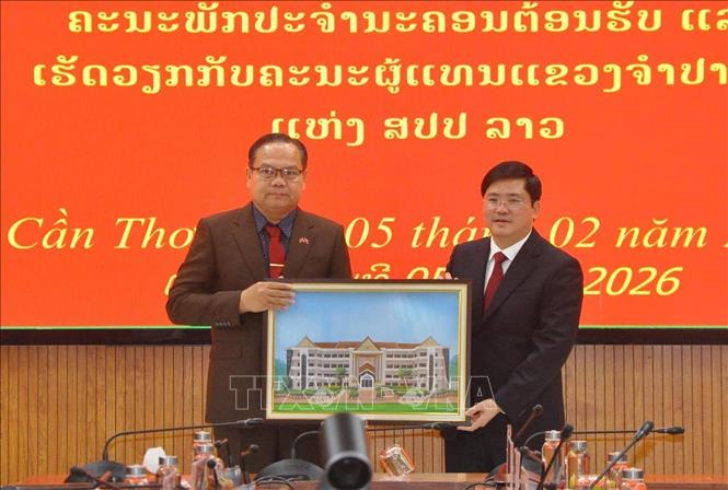 Hai bên trao tặng biểu tượng văn hóa quốc gia. Ảnh: Ánh Tuyết - TTXVN 