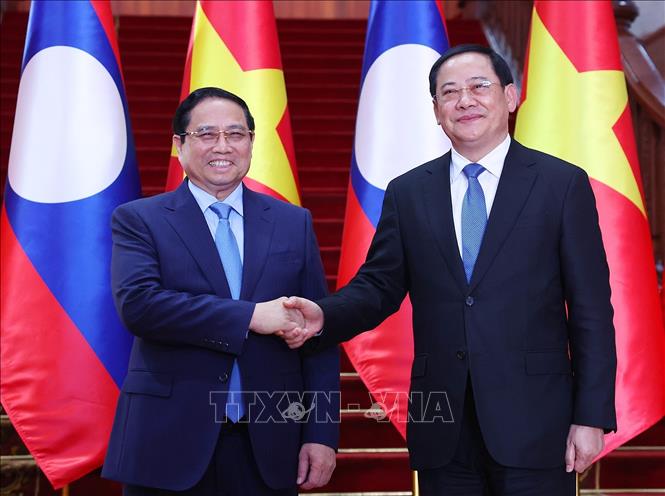 Thủ tướng Phạm Minh Chính gặp Thủ tướng Lào Sonexay Siphandone. Ảnh: Dương Giang-TTXVN