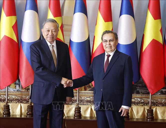 Tổng Bí thư Tô Lâm hội kiến Chủ tịch Quốc hội Lào Saysomphone Phomvihane. Ảnh: Thống Nhất – TTXVN