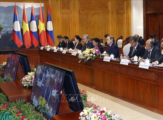 Chủ tịch Quốc hội Saysomphone Phomvihane cùng các thành viên đoàn Lào tại cuộc hội kiến Tổng Bí thư Tô Lâm. Ảnh: Thống Nhất – TTXVN