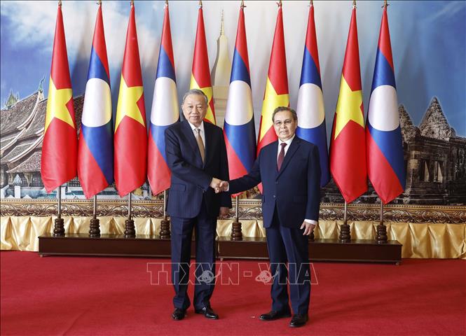 Tổng Bí thư Tô Lâm hội kiến Chủ tịch Quốc hội Lào Saysomphone Phomvihane. Ảnh: Thống Nhất – TTXVN