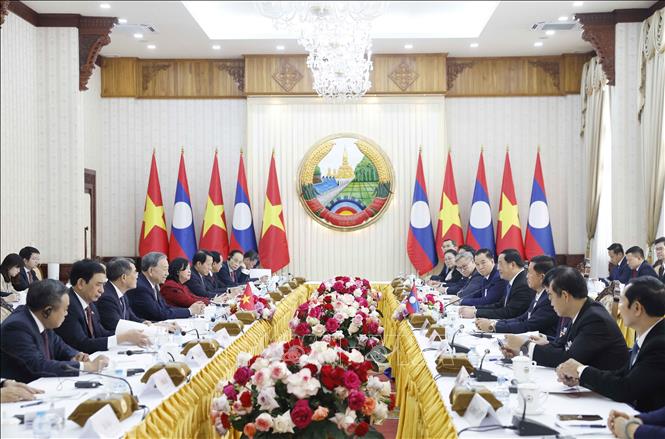 Tổng Bí thư Tô Lâm hội kiến Thủ tướng Chính phủ Lào Sonexay Siphandone. Ảnh: Thống Nhất – TTXVN
