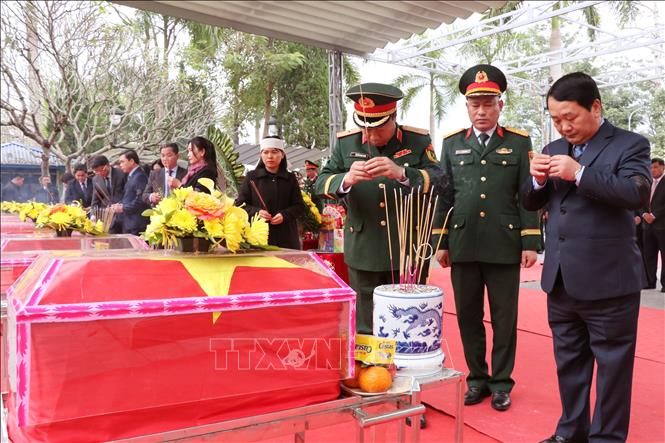 Lãnh đạo tỉnh Tuyên Quang cùng thân nhân các liệt sĩ dâng hương các phần mộ được an táng tại nghĩa trang liệt sĩ Vị Xuyên (Tuyên Quang). Ảnh: Đức Thọ - TTXVN