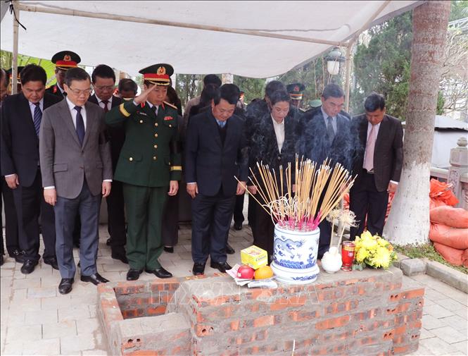 Lãnh đạo Tỉnh ủy, UBND tỉnh Tuyên Quang dâng hương tại mộ tập thể các Anh hùng Liệt sĩ an táng tại nghĩa trang liệt sĩ Vị Xuyên (Tuyên Quang). Ảnh: Đức Thọ - TTXVN