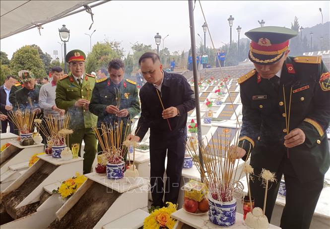 Lãnh đạo tỉnh Tuyên Quang cùng thân nhân các liệt sĩ dâng hương các phần mộ được an táng tại nghĩa trang liệt sĩ Vị Xuyên (Tuyên Quang). Ảnh: Đức Thọ - TTXVN