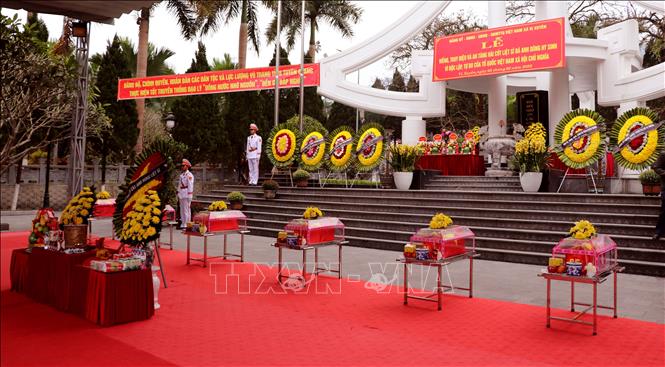 Lễ truy điệu và an táng hài cốt các Anh hùng Liệt sĩ tại nghĩa trang liệt sĩ Vị Xuyên (Tuyên Quang). Ảnh: Đức Thọ - TTXVN