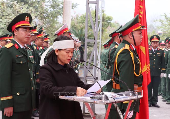 Đại diện thân nhân các liệt sĩ phát biểu tại lễ truy điệu, an táng các Anh hùng liệt sĩ tại nghĩa trang liệt sĩ Vị Xuyên (Tuyên Quang). Ảnh: Đức Thọ - TTXVN