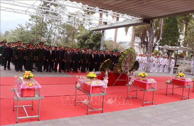 Lễ truy điệu và an táng hài cốt các Anh hùng Liệt sĩ tại nghĩa trang liệt sĩ Vị Xuyên (Tuyên Quang). Ảnh: Đức Thọ - TTXVN