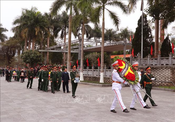 Lãnh đạo Tỉnh ủy, UBND tỉnh Tuyên Quang cùng thân nhân các gia đình liệt sĩ và người dân đưa hài cốt các Anh hùng Liệt sĩ an táng tại nghĩa trang liệt sĩ Vị Xuyên (Tuyên Quang). Ảnh: Đức Thọ - TTXVN