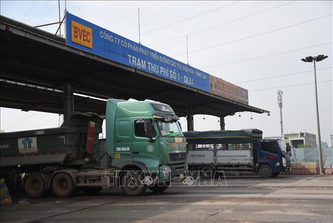 Trạm thu phí trên Quốc lộ 51, đoạn qua tỉnh Đồng Nai đã ngưng thu phí nhưng chưa được tháo dỡ. Ảnh: Công Phong - TTXVN
