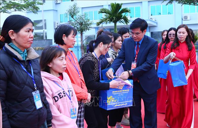 Chủ tịch Liên đoàn lao động tỉnh Ninh Bình Nguyễn Hải Long trao quà Tết cho người lao động có hoàn cảnh khó khăn. Ảnh: Công Luật - TTXVN