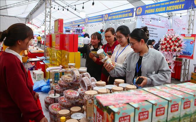 Công nhân, người lao động tại Khu Công nghiệp Bảo Minh thăm quan, mua sắm các mặt hàng tại 