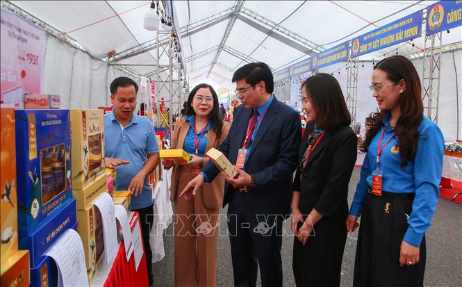 Cán bộ Liên đoàn lao động tỉnh Ninh Bình kiểm tra các gian hàng tại 