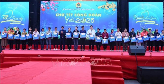 Trao quà Tết cho công nhân, người lao động có hoàn cảnh khó khăn đang làm việc trong Khu Công nghiệp Bảo Minh. Ảnh: Công Luật - TTXVN
