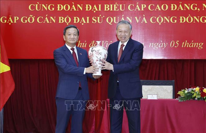 Tổng Bí thư Tô Lâm tặng quà lưu niệm cho Đại sứ quán Việt Nam tại Lào . Ảnh: Thống Nhất - TTXVN