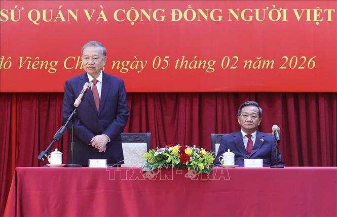 Tổng Bí thư Tô Lâm phát biểu tại buổi gặp gỡ cán bộ Đại sứ quán và cộng đồng người Việt Nam tại Lào. Ảnh: Thống Nhất - TTXVN