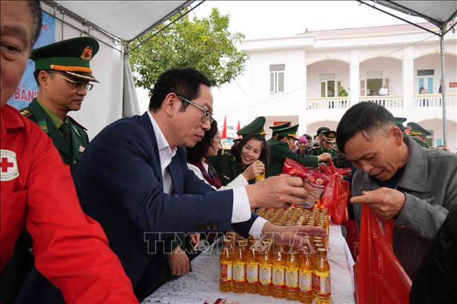 Phó Chủ tịch UBND thành phố Hải Phòng Vũ Tiến Phụng phát quà tại gian hàng 0 đồng. Ảnh: Tiến Vĩnh –TTXVN