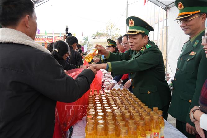 Thiếu tướng Nguyễn Văn Thiện, Phó Tư lệnh Bộ đội Biên phòng phát quà tại gian hàng 0 đồng. Ảnh: Tiến Vĩnh –TTXVN 