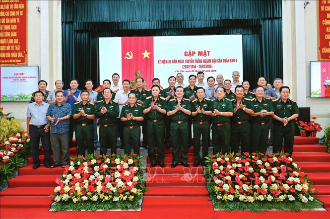Thủ trưởng Bộ Tư lệnh Quân khu 9 và các đại biểu chụp ảnh lưu niệm tại buổi gặp mặt. Ảnh: TTXVN phát
