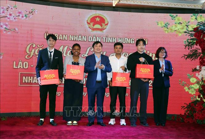 Phó Chủ tịch UBND tỉnh Hưng Yên Phạm Văn Nghiêm và lãnh đạo Ủy ban MTTQ Việt Nam tỉnh Hưng Yên tặng quà đại diện các lưu học sinh của Trường Đại học Y Dược Thái Bình tại buổi gặp mặt. Ảnh: Nguyễn Công Hải - TTXVN