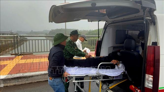 Biên phòng Việt Nam và Trung Quốc phối hợp mở luồng xanh cho xe cứu thương đưa bệnh nhân Trung Quốc về chữa trị. Ảnh: TTXVN phát
